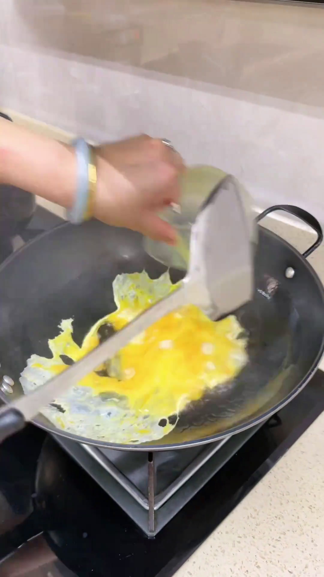 今晚简单来炒我们家的红番薯粉条配上橄榄鲍鱼汤太好吃了!姐妹们喜欢就做起来吧!潮汕美食炒番薯