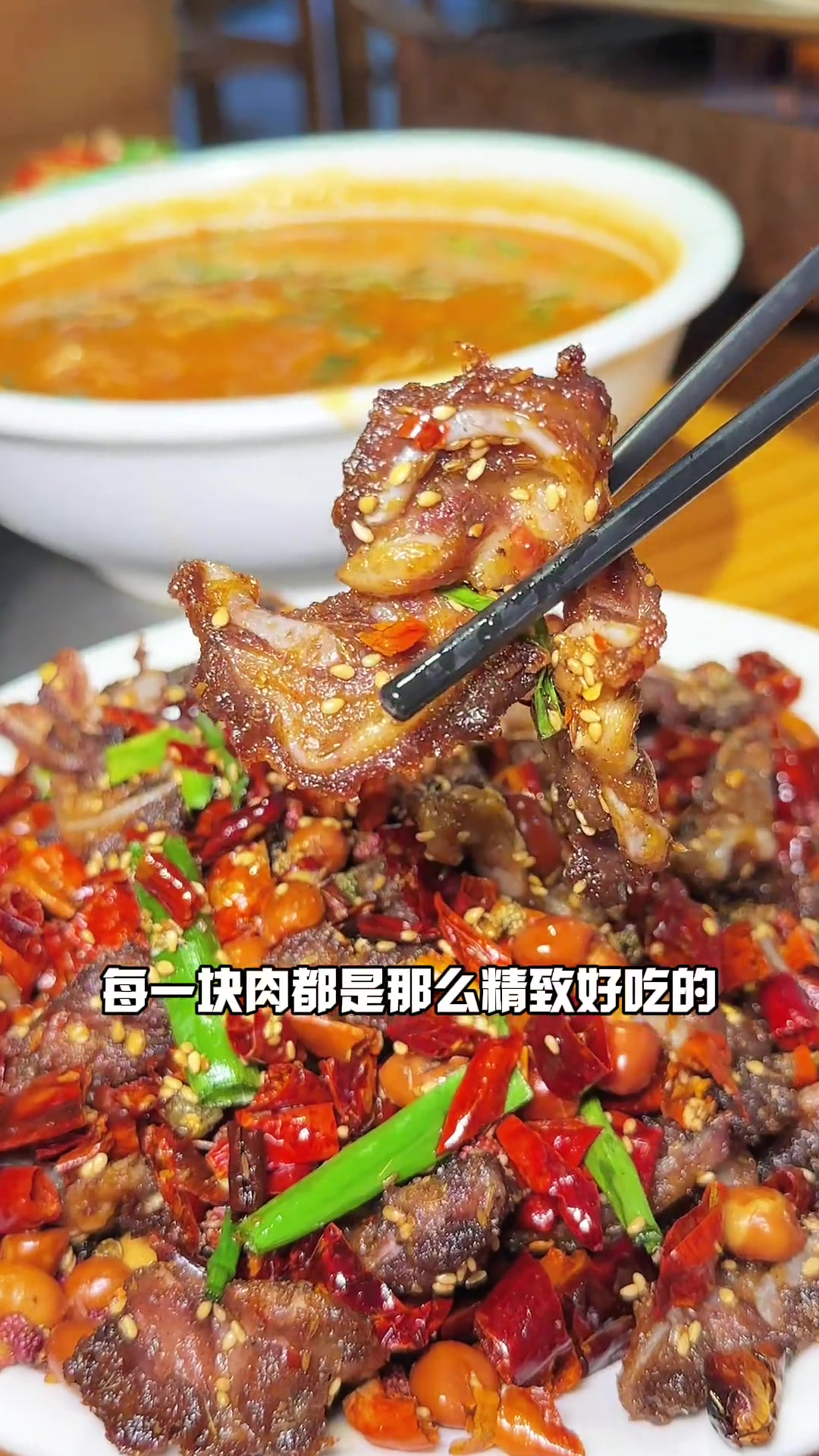 我是真的没有想到。复兴区百花大街的鱻鱼石,才88就可以吃到五菜一汤。关键是量还超大。烤鱼美