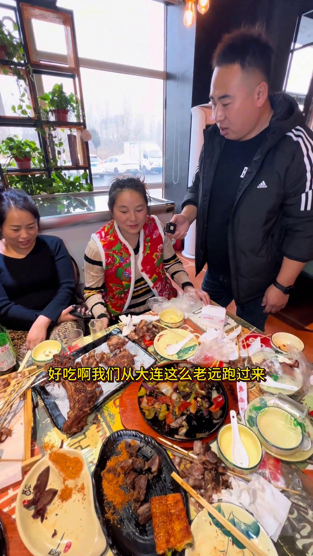 59.9双人烤骨头套餐,2斤烤脊骨铁板鲫鱼5个羊肉串5只烤大虾怕黄瓜香酥土豆片,满满一桌烤
