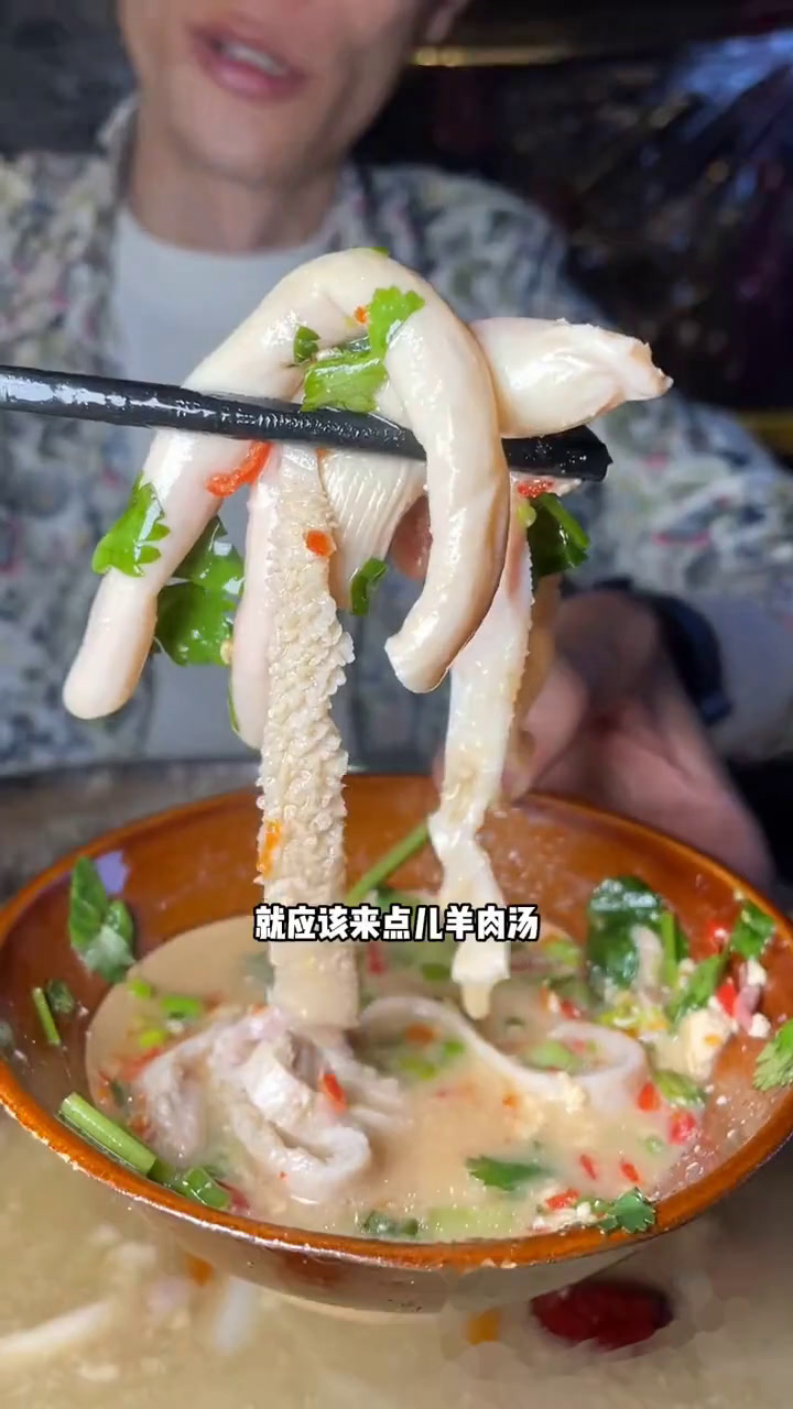 东郊记忆的羊肉汤双人餐才58,性价比太高了吧,里面有羊肉羊杂一斤,还有素菜,这个夜宵来上一