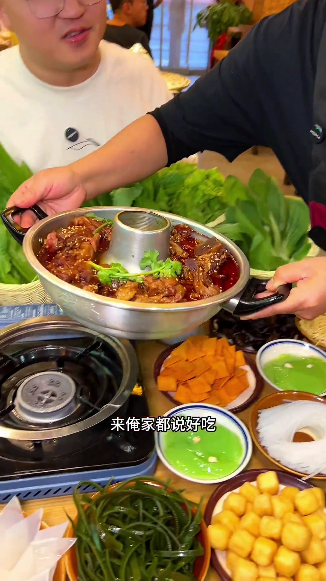 糯叽叽的大猪蹄子加上软烂脱骨的牛仔骨谁吃谁香迷糊天儿冷吃点啥同城美食猪蹄火锅叁马侯大志吃喝