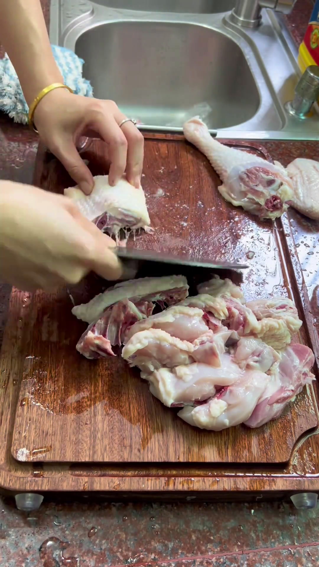 家庭版椰子鸡的快乐你也可以拥有自己在家做的一点也不比外面饭店吃的差,鸡汤清甜好喝鸡肉也不柴