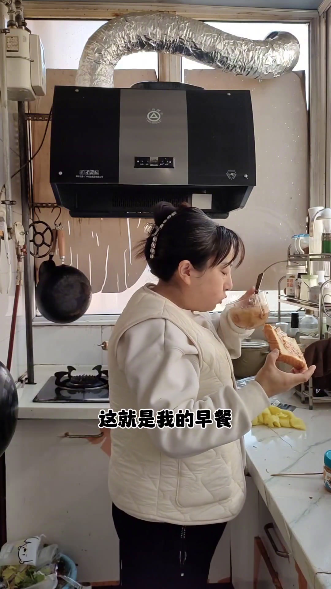 一家五口在西安的生活,今天午饭给孩子们做的排骨焖花卷,凉拌腐竹木耳,还有浆水拌汤,家常饭菜