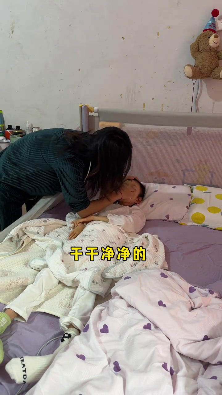每个月换胃管的日子,就是父女俩团聚的日子诗悦应该很期待又抗拒吧!