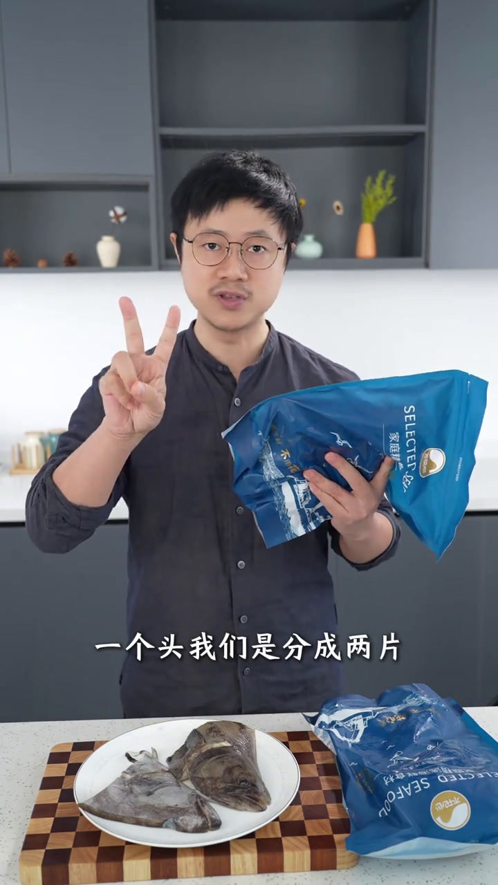 剁椒鲽鱼头鲽鱼头又叫雅片鱼头,要选格陵兰的,略贵但真的不一样,肉质鲜嫩肥厚,胶质软糯,而且
