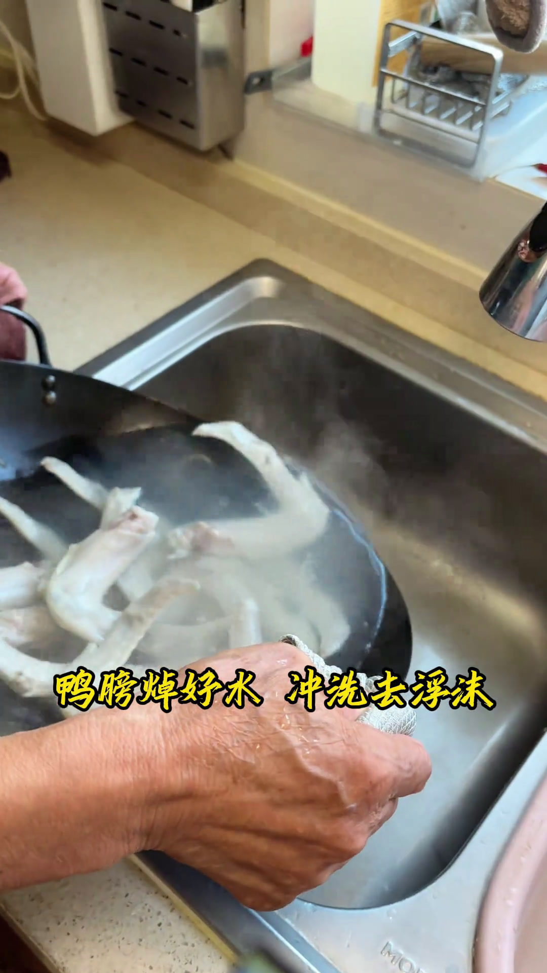 自己在家做酱鸭翅,酱香浓郁入味,比熟食店大几十一盒的实惠好吃!卤鸭翅追剧必备