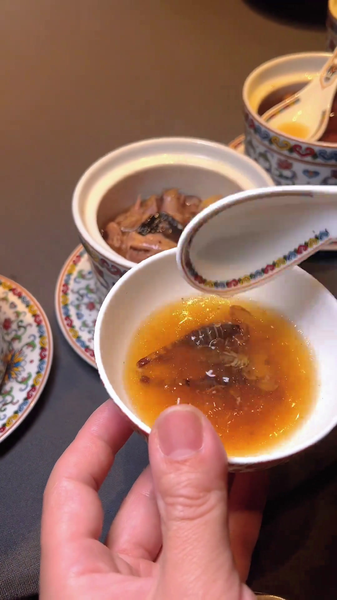 把一些传统的小菜扎根扎稳,是非常考验团队的综合能力!御膳汤品会不断地试菜,不断地寻找好食材