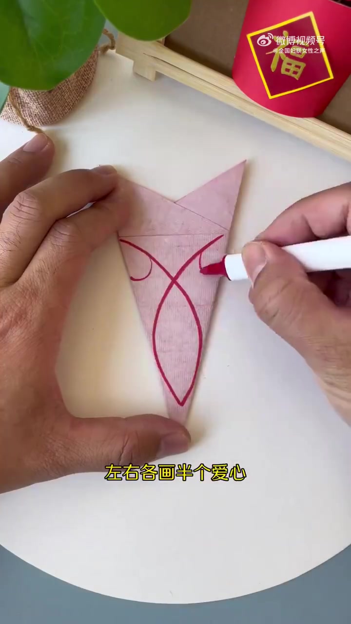 「转存收藏!手把手教你剪爱心窗花」2025已至,你也在期待农历新年了吗?简单几步剪出好看的