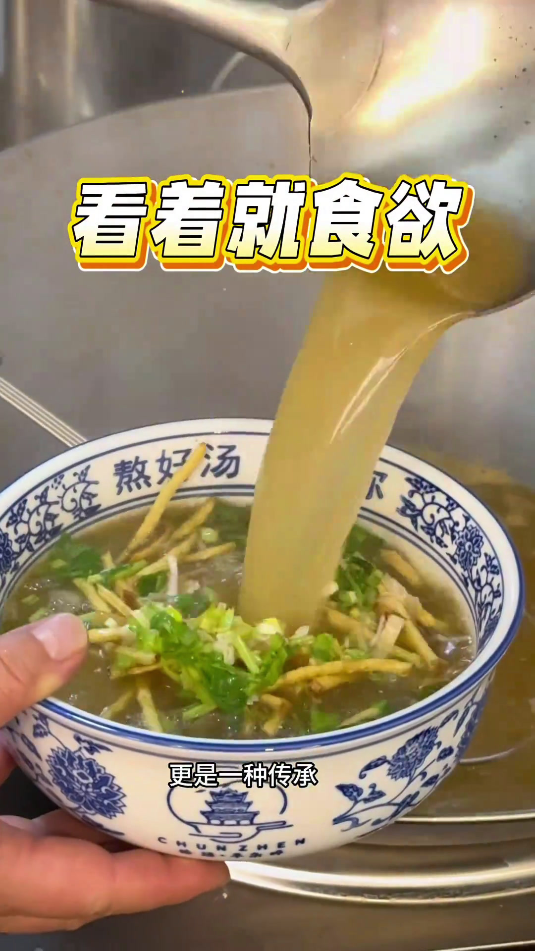 天气越来越冷,早上起来喝上一碗羊杂碎,再来个肉夹馍,这是榆林人迎接新一日的方式羊杂碎榆林美