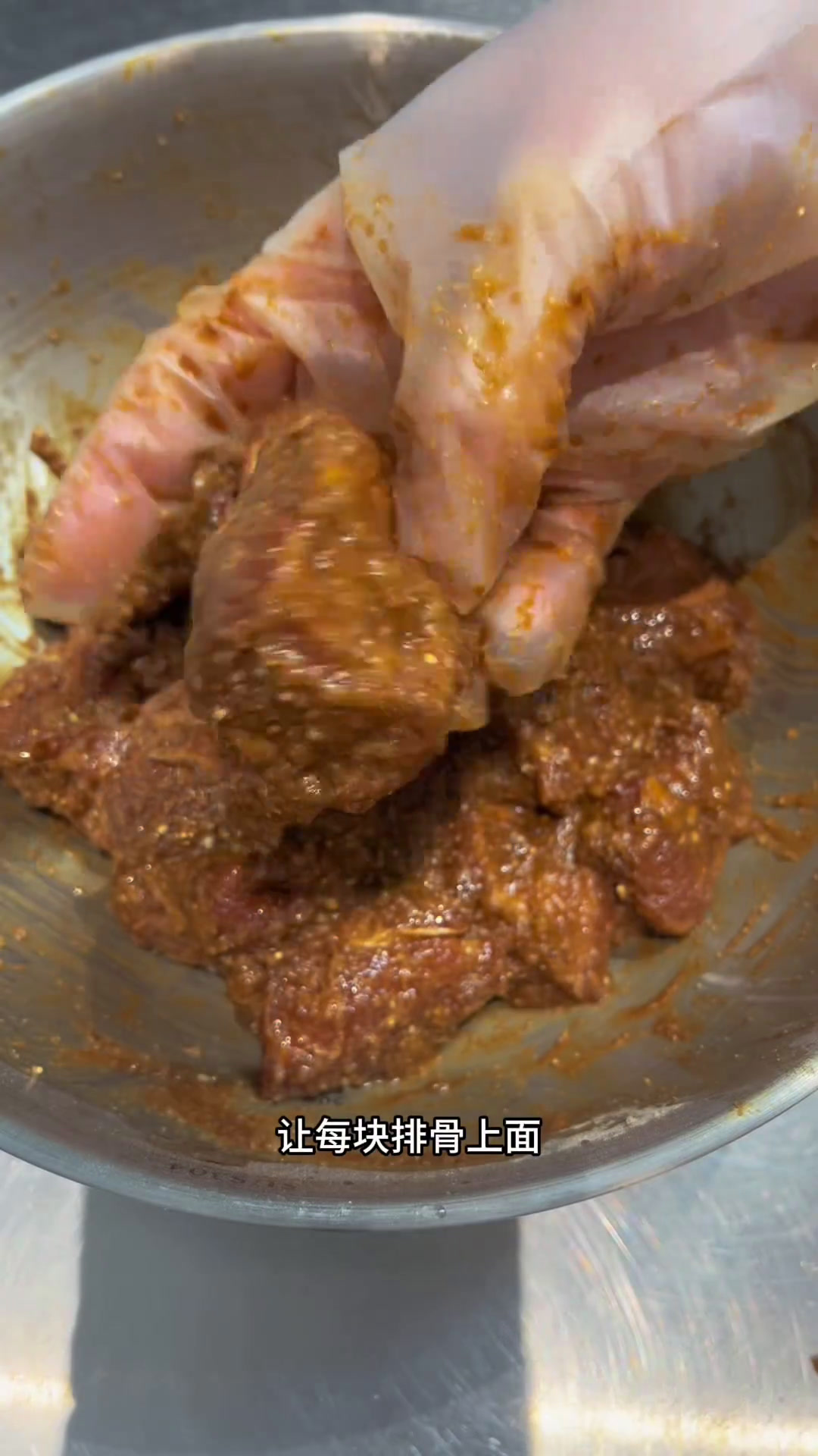 一盘粉蒸排骨加上一锅白菜炖粉条,热乎乎,满是冬天的味道!天儿冷吃点啥红薯粉这样吃也太香了