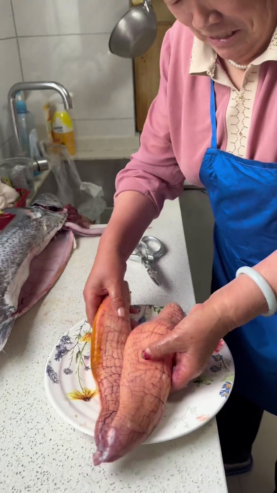 外面的世界在于体验,而家永远是温暖舒适的港湾,外面的美食千千万,而家里的饭菜最可口。鲅鱼水