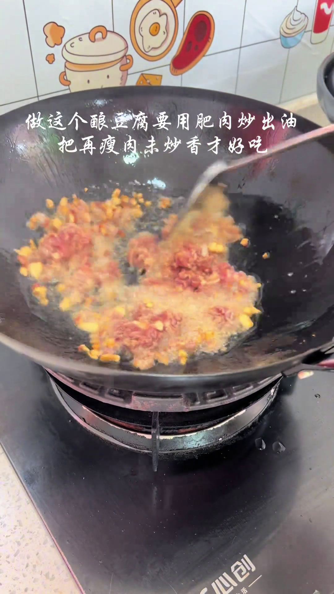 在江西,这道客家酿豆腐,不管是逢年过节或招待客人,餐桌上必不可少的一道家常美食,虽然不是山