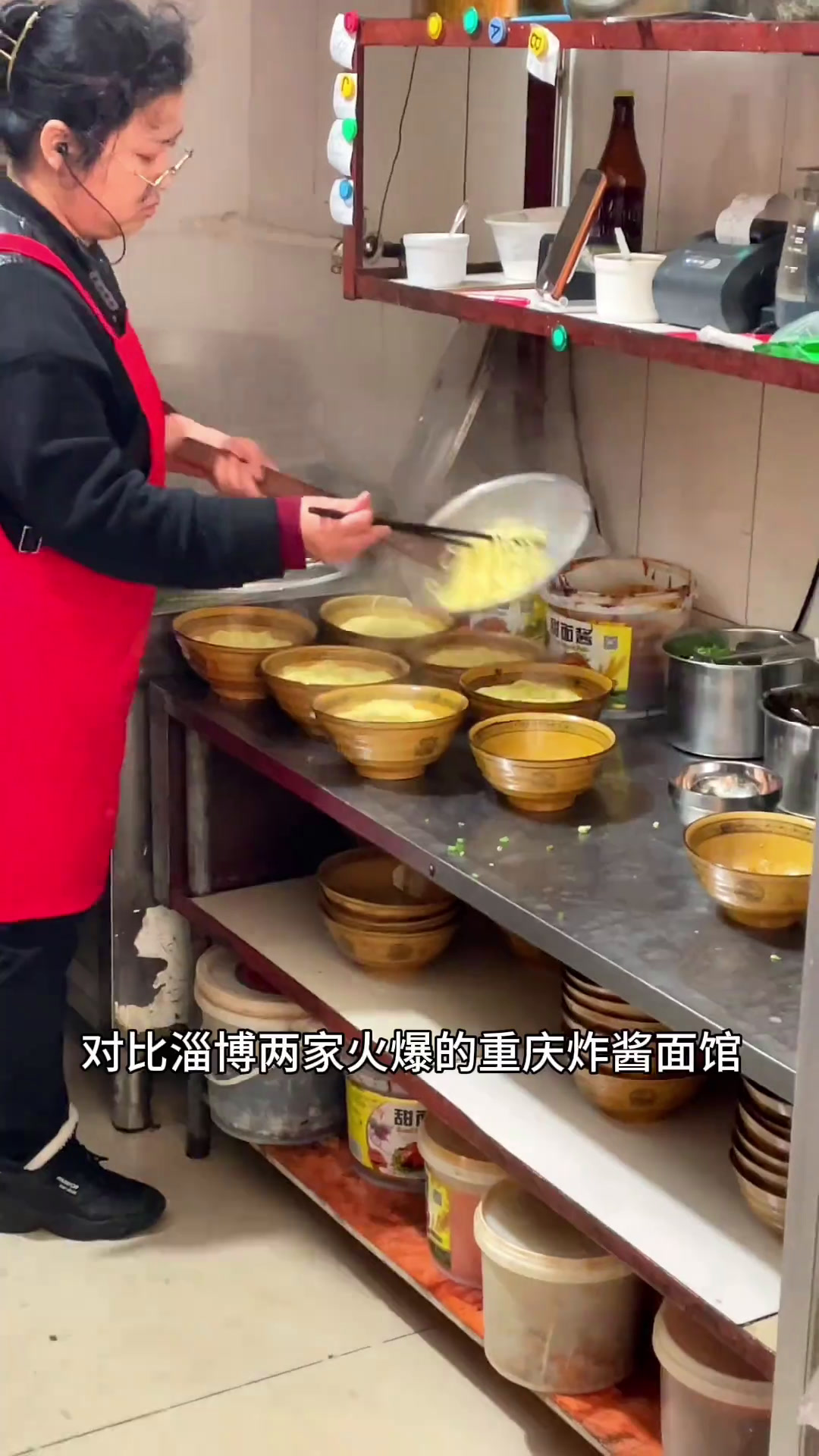 对比淄博两家人流火爆的重庆炸酱面!一碗黏糊糊一碗辣乎乎大家更喜欢吃哪一家?这一碗好过瘾淄博