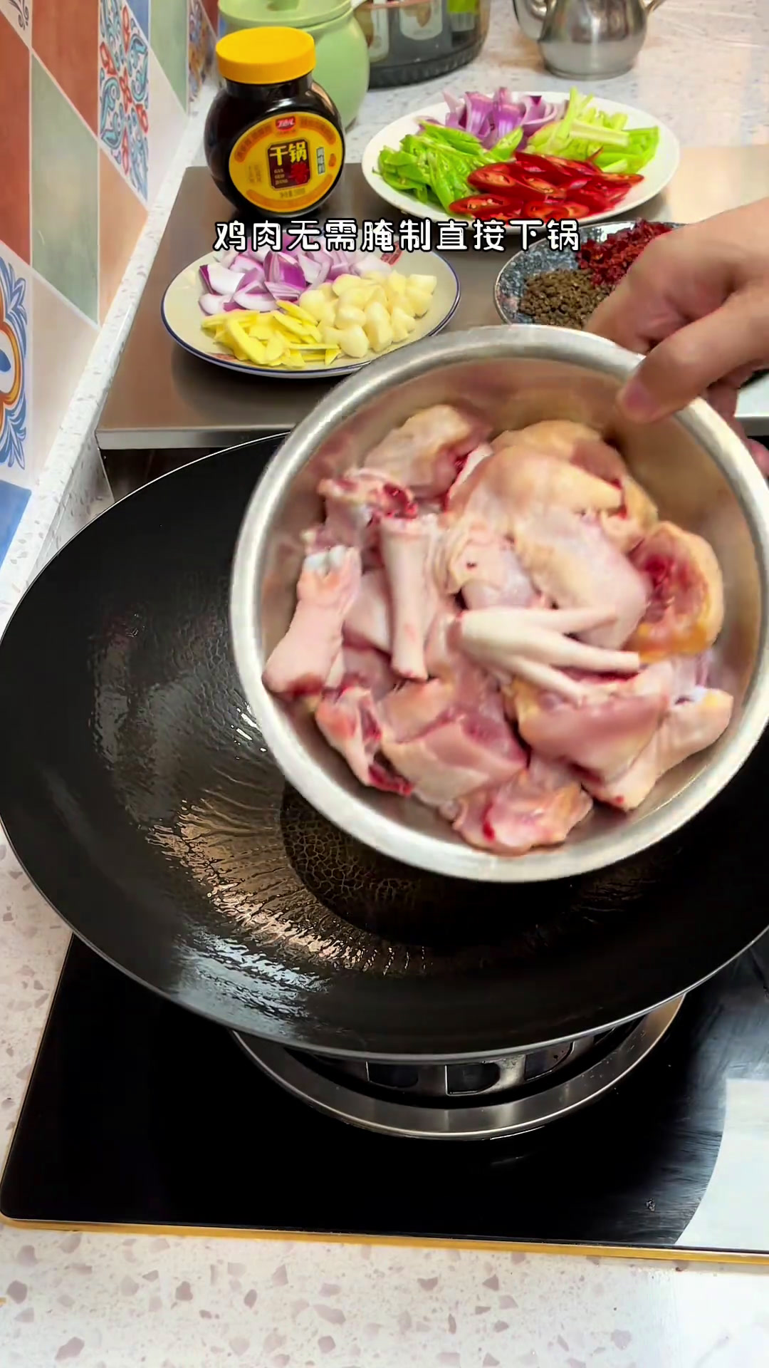 谁又能拒绝这一锅香气腾腾的鸡公煲呢?麻辣过瘾,鸡肉鲜嫩入味,嘎嘎好吃!美食官家常菜特色炒鸡