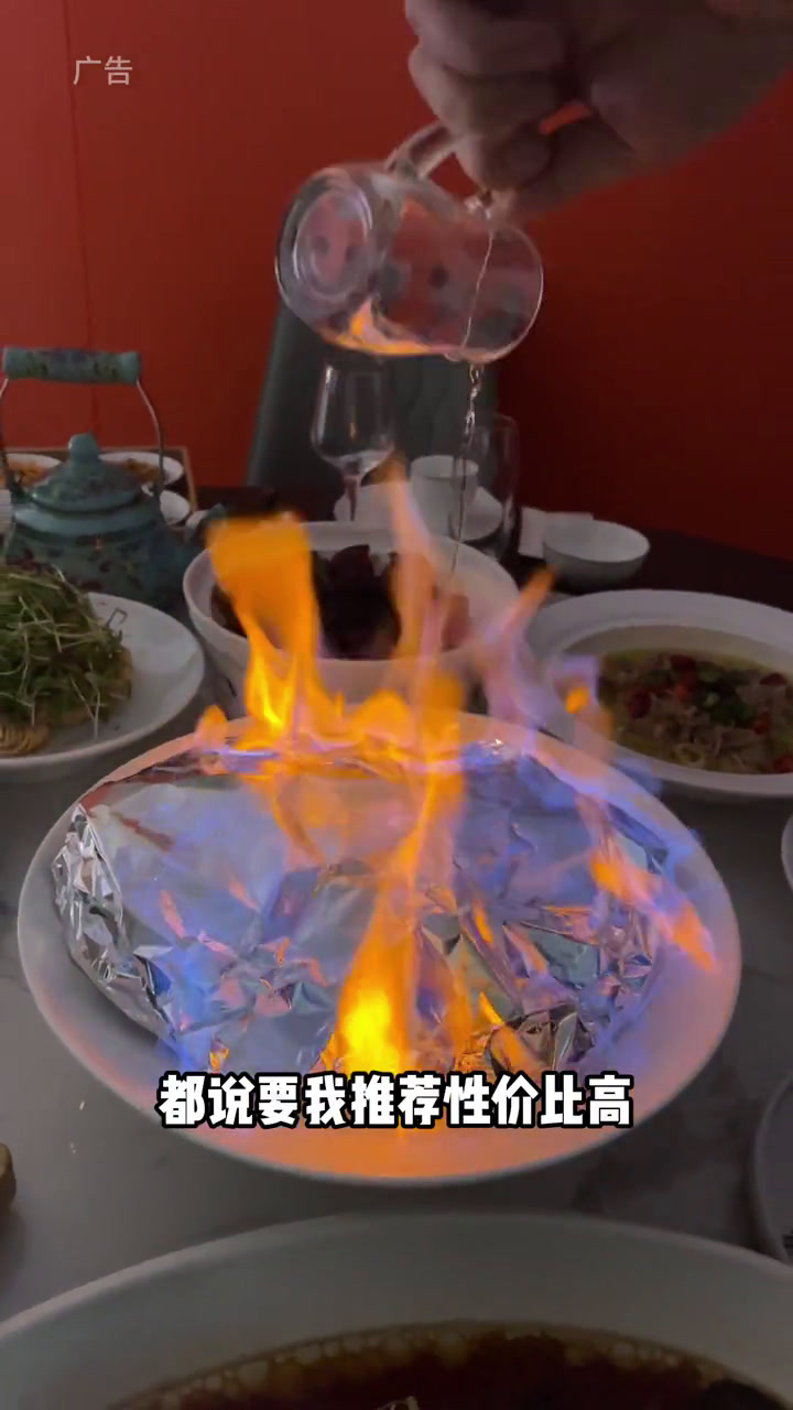 都说要我性价比高的本帮江浙菜,那就不得不提到这家江南荟锦鲤上海周末很哇塞遇见上海吃喝玩乐在
