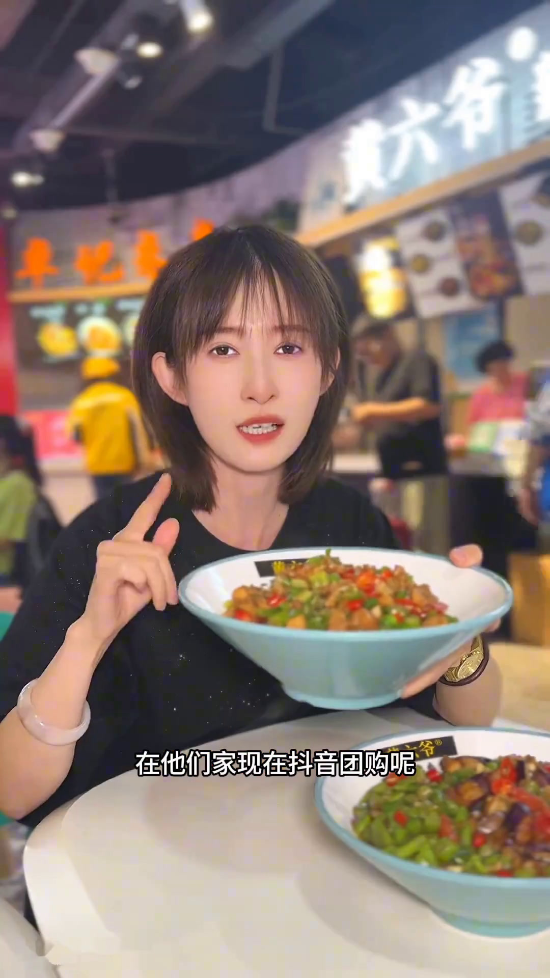 逛街一定不能错过的好吃的,爆辣小公鸡面好吃到停不下来唯有美食不可辜辣爆小公鸡