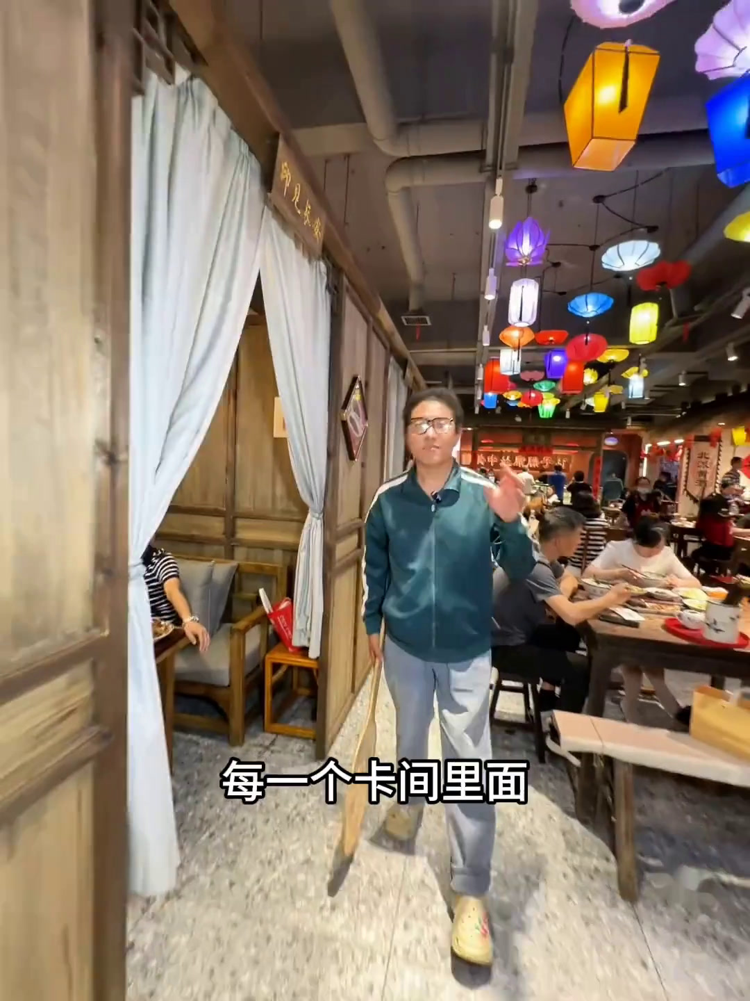 吃席了,汉中美食关中文化,把一家面馆装修成吃席的样子,会是怎样的感受?美食官特色面食春日好
