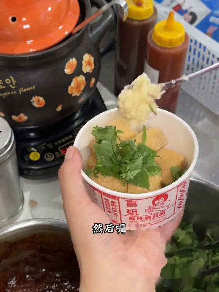 喜姐炸串;喜姐炸串5周年;喜姐老字号酱汁臭豆腐;老字号臭豆腐寻味之旅听说帅哥美女都爱吃这玩