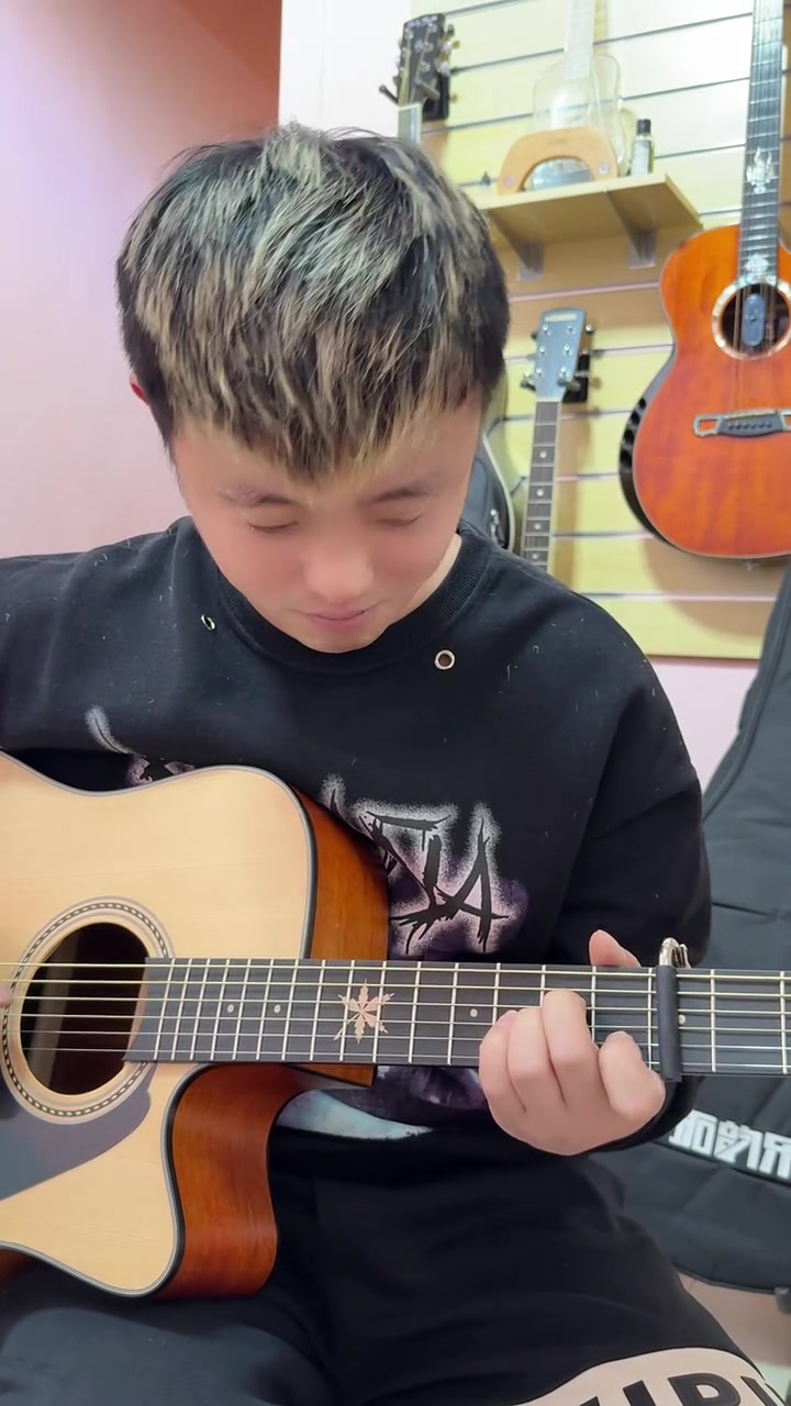 人手一本的指弹吉他谱