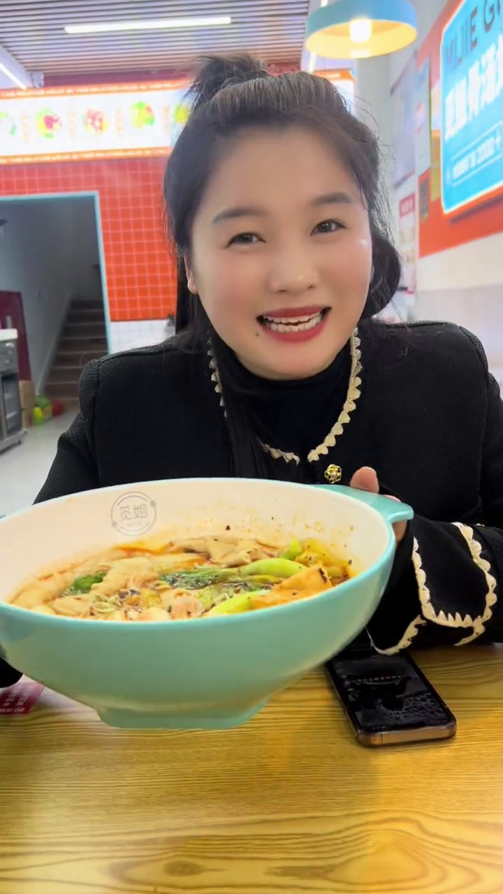 爱吃麻辣烫的小伙伴们注意啦!这一碗好过瘾美食官露露官,广告