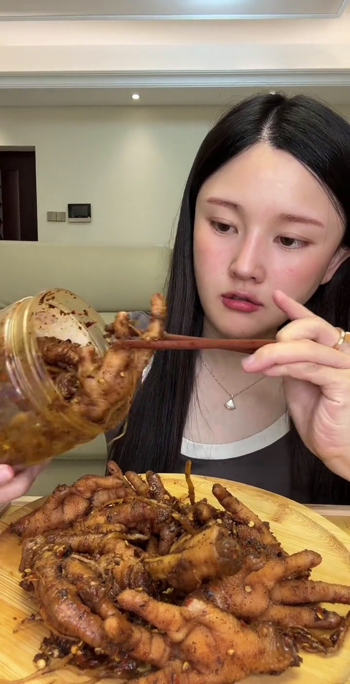 这东西爱吃的人都特别喜欢吃,很特色的小吃。厂家说现在冷链发货收到货跟我一样视频一样,这个正