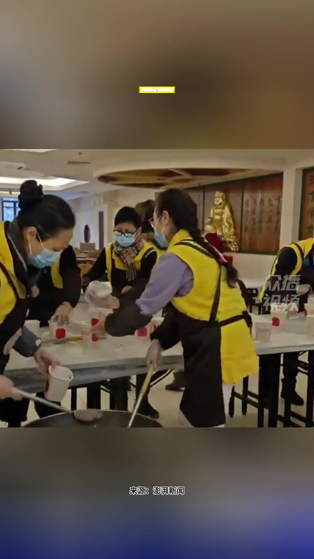 北京雍和宫前送粥排起长队,市民:一口粥下去就有年的味道了