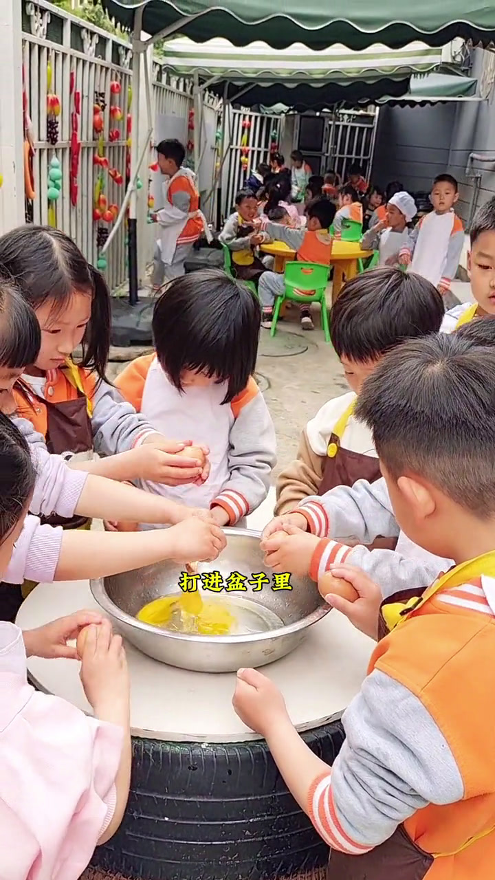 这方小院又开始忙碌啦,木桶饭,红烧排骨,西红柿炒鸡蛋,肉丸青菜汤,出自中班小朋友的手,这样