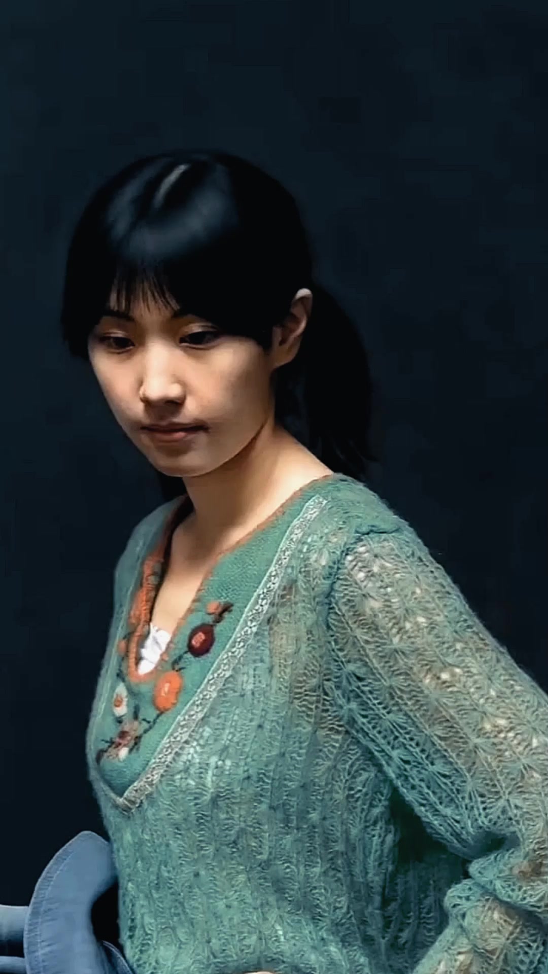 12年后,冷军油画中的女主与油画合影