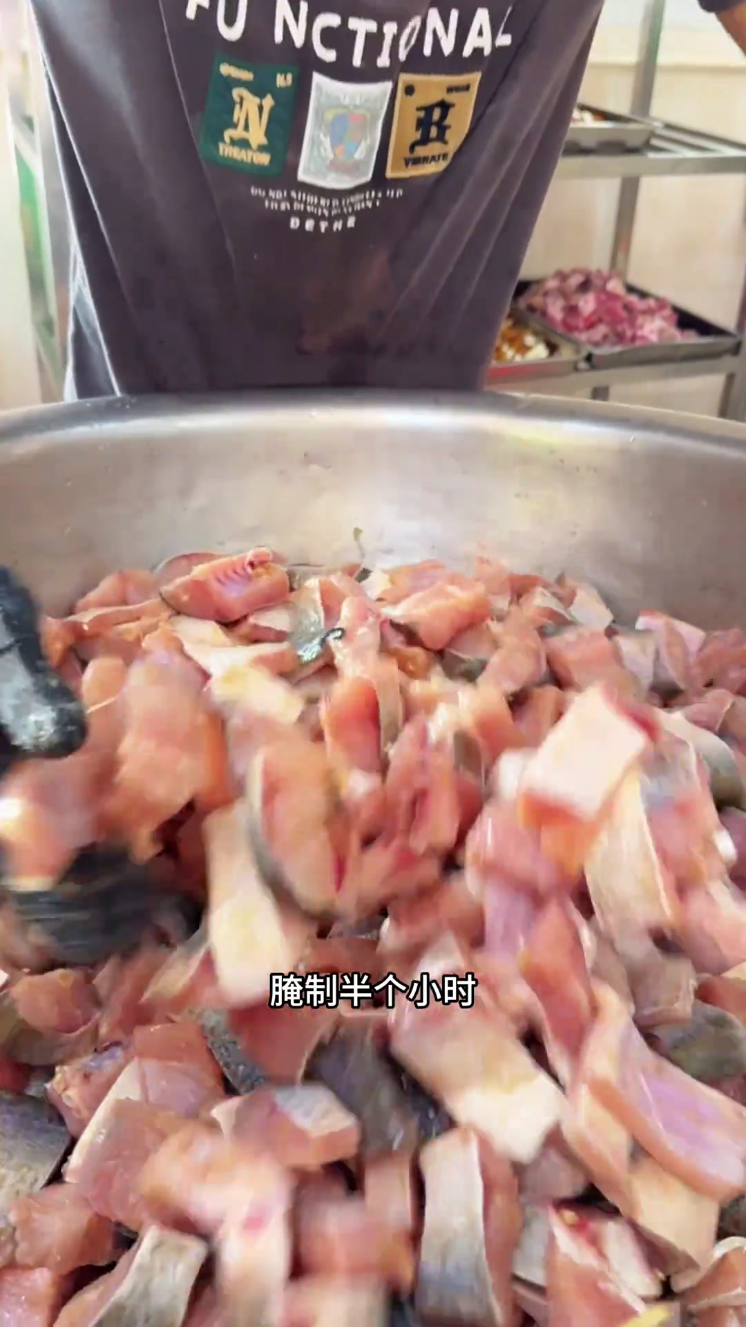 今天给大家分享一到食堂版,豆豉剁椒蒸鱼,香辣入味,焦香酥脆,好吃又下饭记录真实生活美食官今