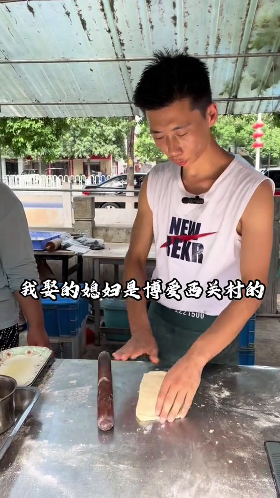 博爱西关的香酥芝麻长烧饼,好吃的吊炉烧饼!博爱美食官博爱特色美食同城美食烧饼