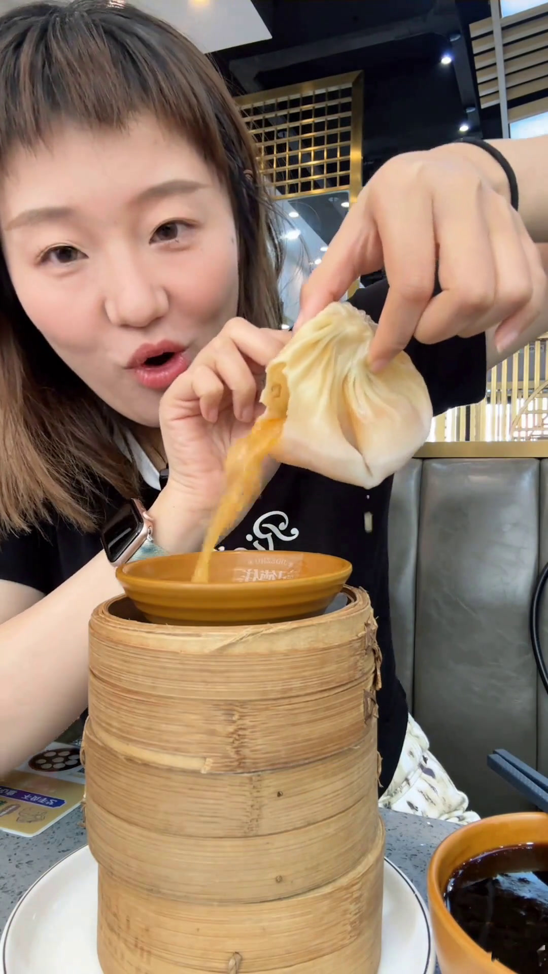 蟹黄大包里装的是水龙头吗!南京人的一日三餐都离不开汤包~汤包我只吃现蒸的!南京美食蟹黄汤包