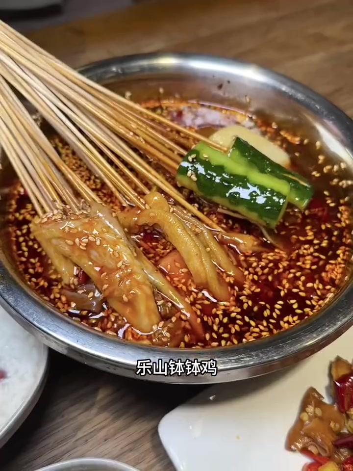 冯三孃跷脚牛肉有多好吃!?!看看每次路过都有这么多人在排队就知道了!左下角的特惠套餐快码住