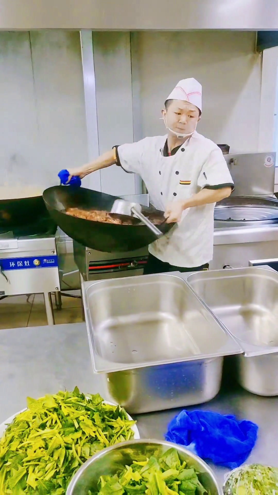 大锅菜,可乐鸡翅厨师工作实拍工作娱乐两不误餐饮人加油