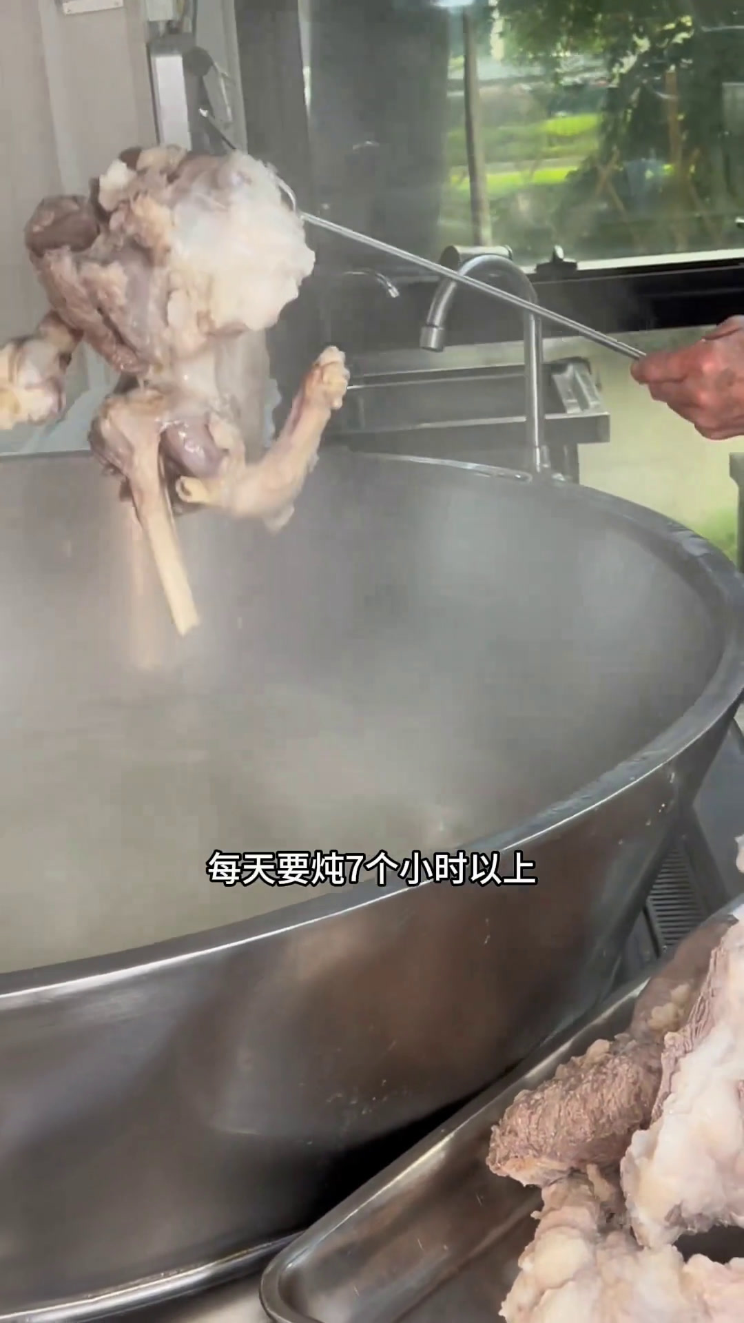 三义春三义春羊肉汤烧烤烤全羊,热乎的羊肉汤喝起来,羊肉多种吃法,太香啦宁波美食宁波聚餐聚会