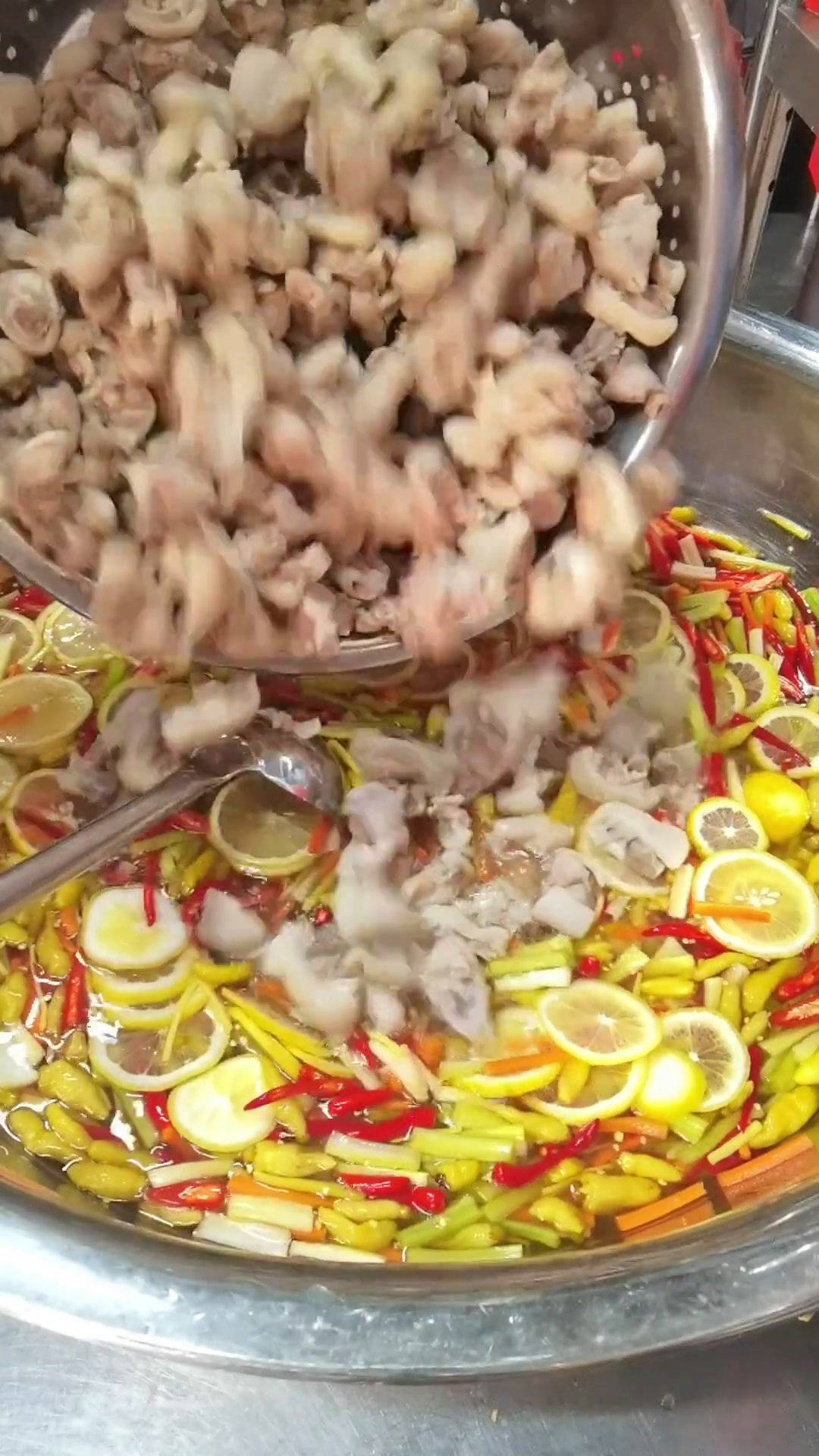 柠檬猪手分享一款酒店明档特色凉菜,桌桌必点酸辣开胃,又有柠檬的香味柠檬猪手猪蹄美食创作者美