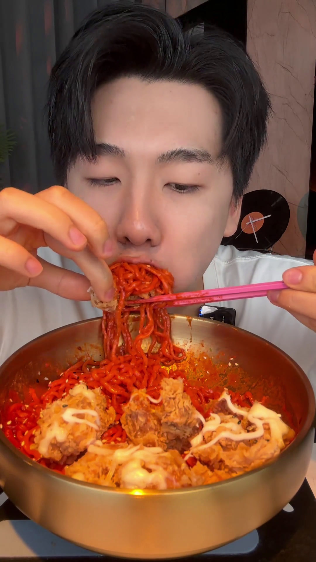 当爆辣火鸡面遇到炸鸡,这个搭配简直不要太过瘾!火鸡面火鸡面的神仙吃法妈呀太香了一起吃饭吧一