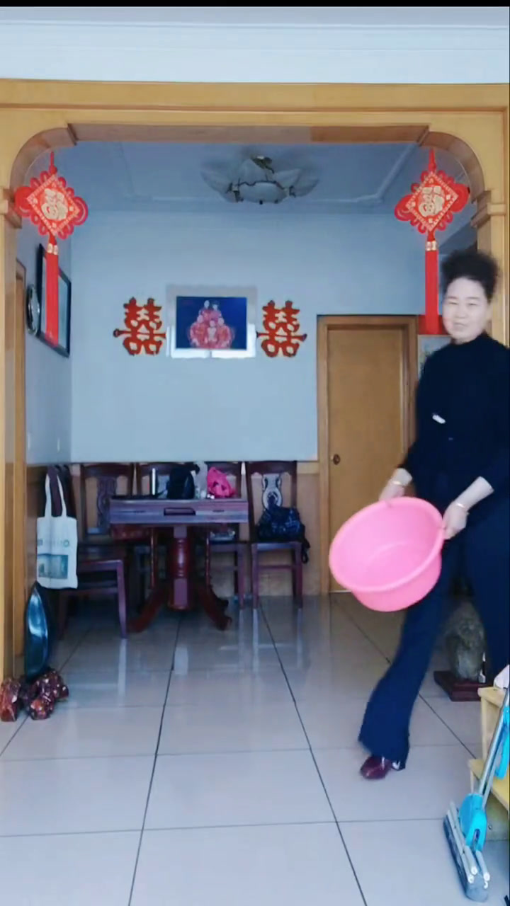 最近好火洪湖水浪打浪歌曲翻唱老了不甘落后也学学跟个风看晚上回来红金鱼队排队!