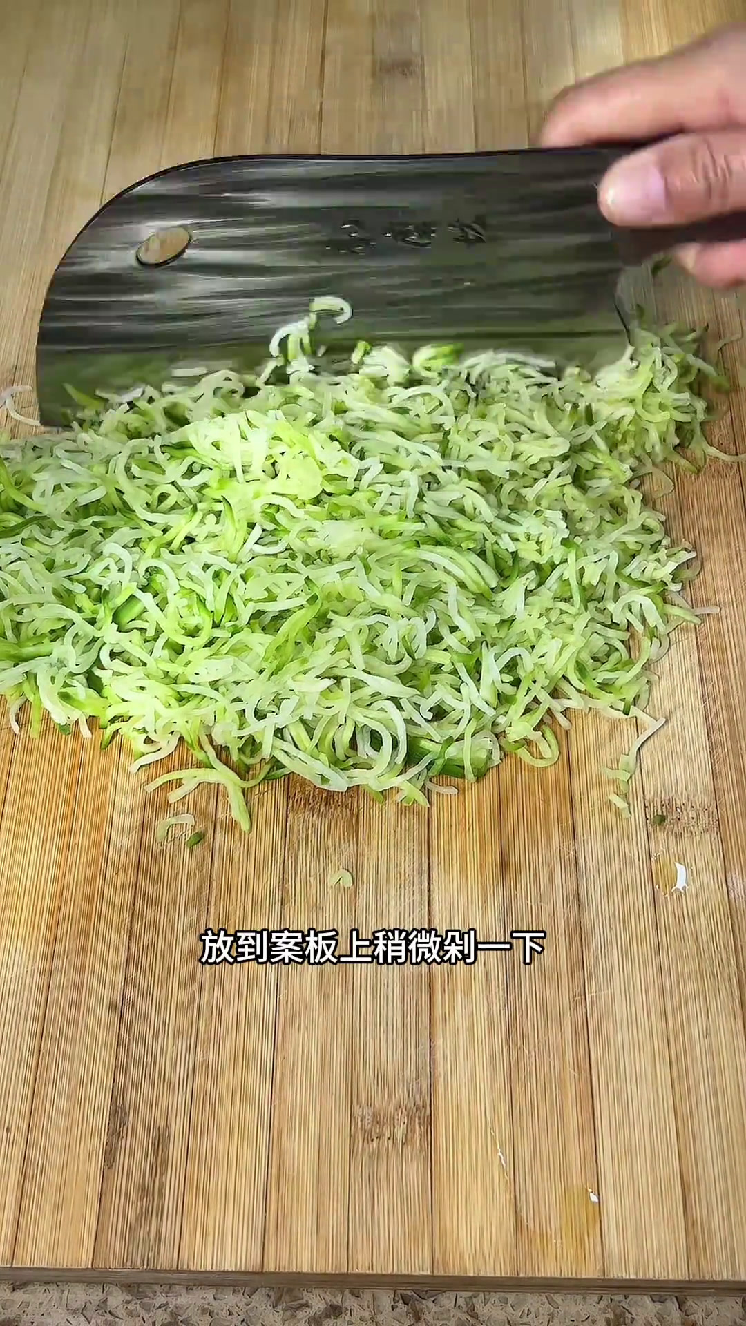 蒲城特色美食萝卜粉条大包子妈呀太香了好吃到停不下来做法简单又营养学会快去试试吧