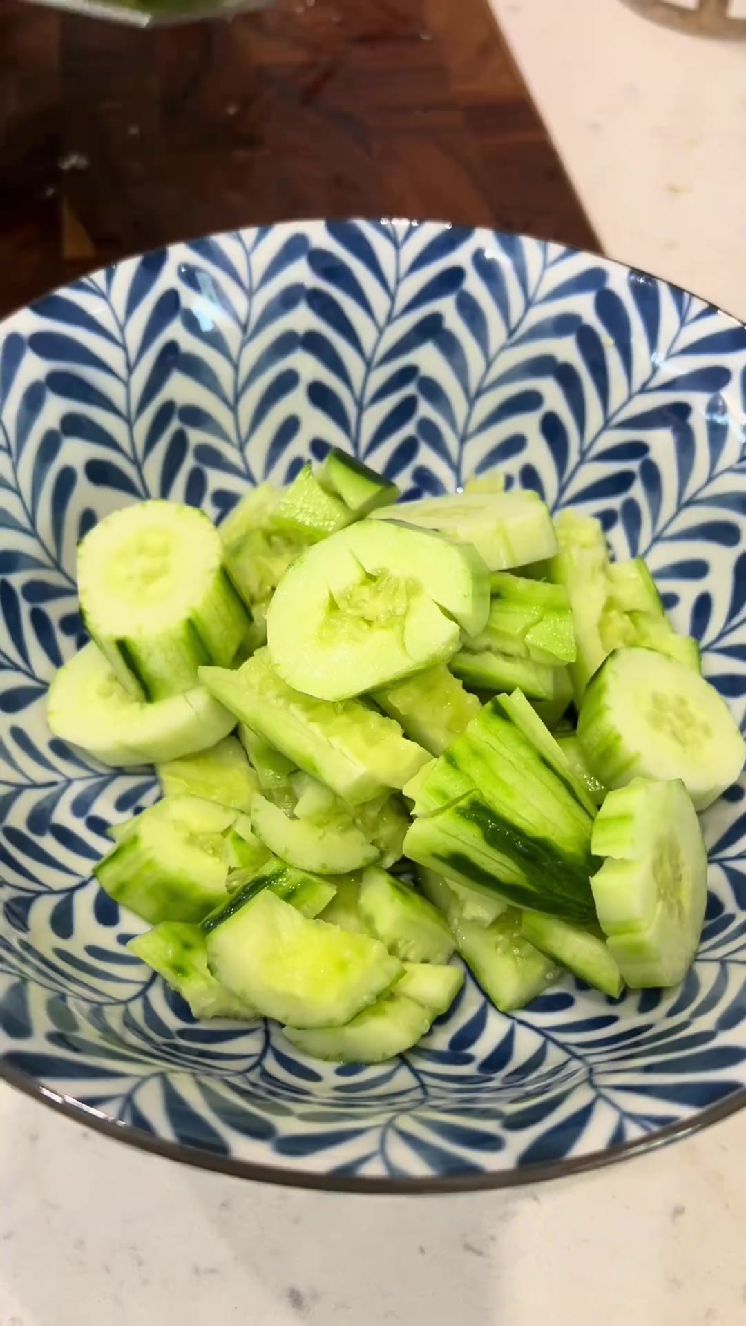 在炎炎夏日,做几个小凉菜,再配上一碗软糯丝滑的小米粥,是不是很有食欲?看似简单,但很惬意。