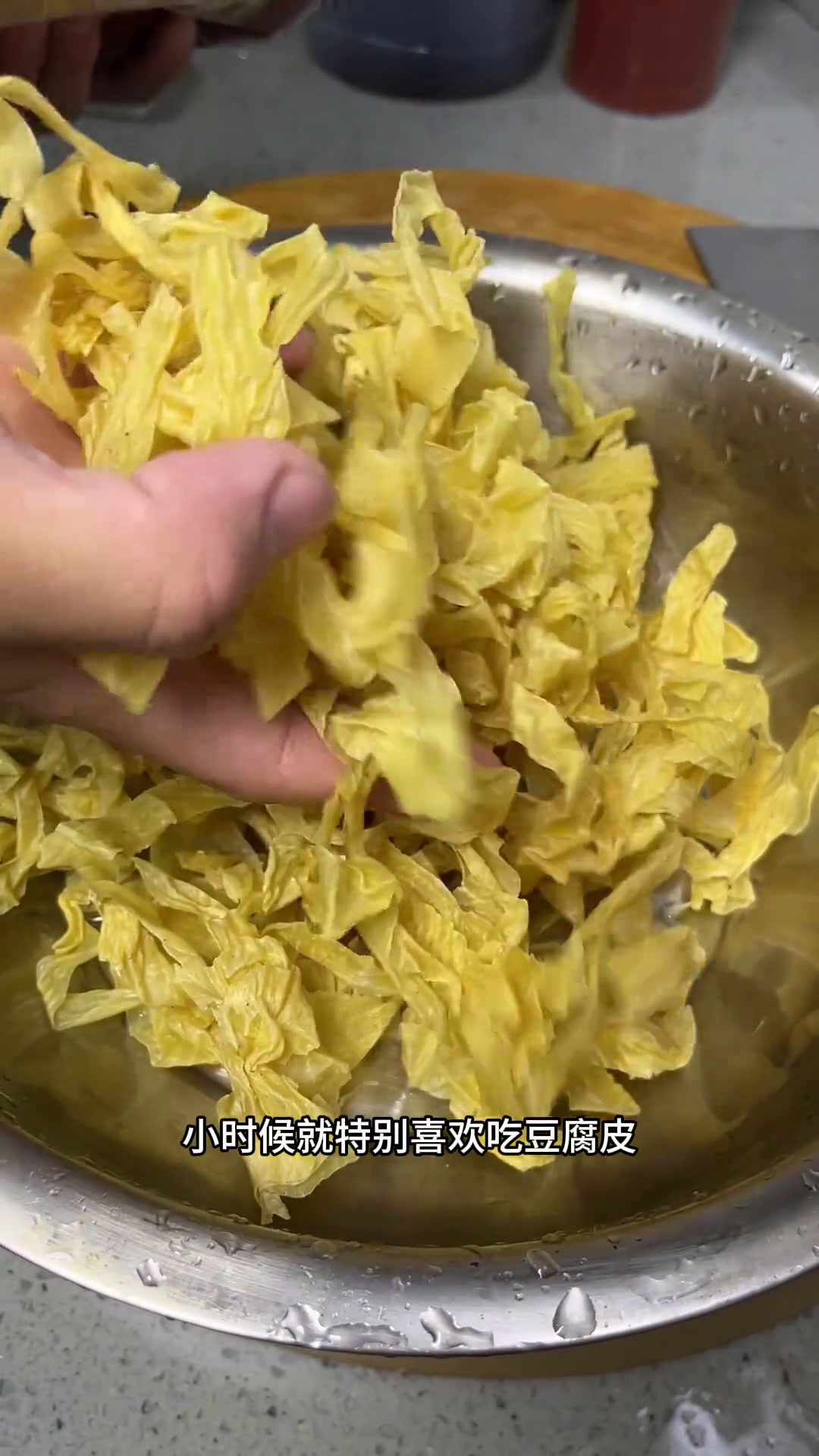 这个豆腐皮用青椒随便一炒都好吃,豆香味好浓郁豆皮豆制品妈呀太香了做菜我是认真的努力做好每一
