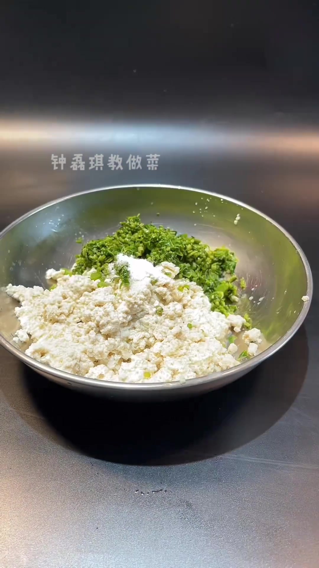 创作灵感香椿拌豆腐创新做法、今天分享下道创新菜品杏仁片佐香椿苗拌豆腐大家、用心分享每一道菜