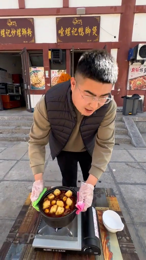 嗦螺记鸭脚煲未央广场新店开业,蔬菜随便吃。68双人餐满满一锅料加粉炸蛋和炸腐竹。味道不错挺