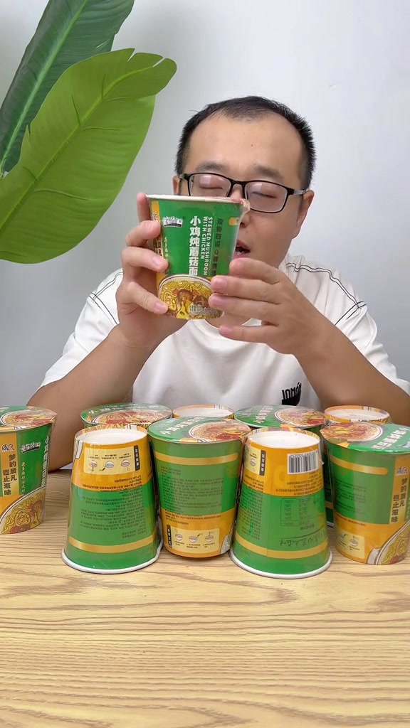 十桶小鸡炖蘑菇泡面每人只能拍一单多了拍不了数量有限先到先得!超便宜超划算桶装泡面