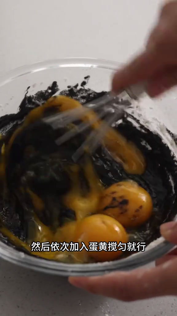 酷黑白脱奶油蛋糕卷,两年前的酷黑系列甜品又一新成员要是这么整下去能拍个十年二十年烘焙蛋糕甜