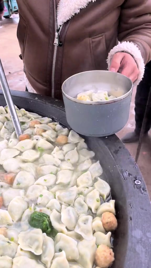 饺子下雨了,不知道会来多少位爷爷奶奶,咱今天吃饺子了,暖心又暖胃的酸汤水饺真材实料才能做出
