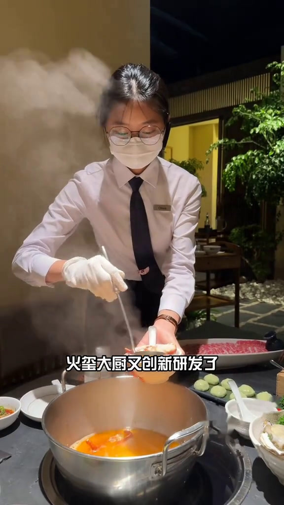 用龙虾煮出的花胶鸡汤能有多美味?快来南山的火玺尧解锁你没见过的锅底来一碗龙虾花胶鸡汤别具一