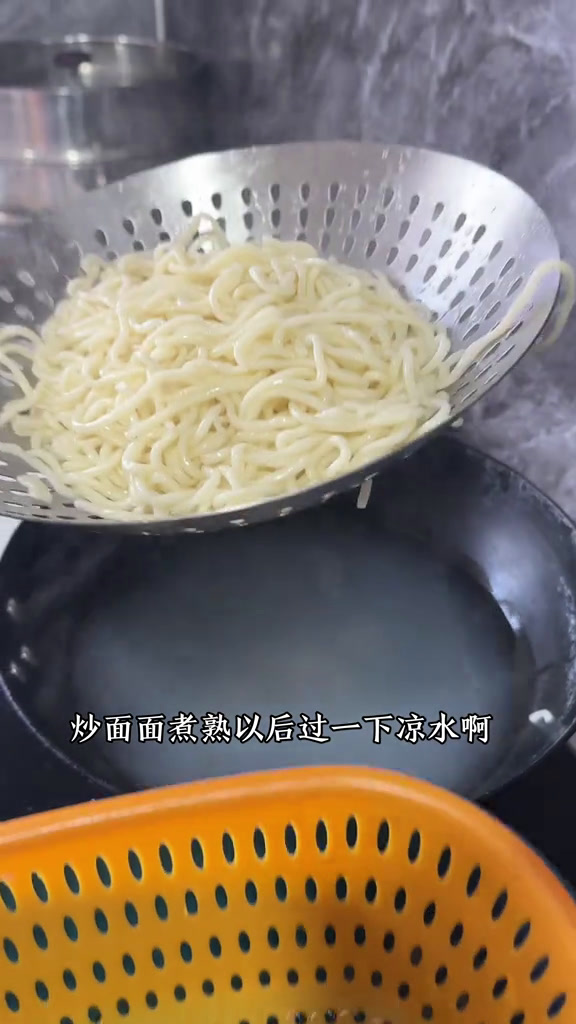 鸡蛋炒面的做法。鸡蛋炒面炒面炒面简单好吃我是美食创作者家常炒面做法