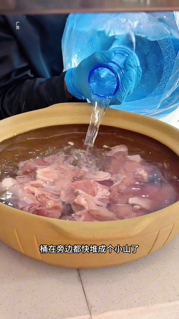 在许昌火到门外都坐不下的地摊炭火羊肉炉,锅锅现炖超新鲜～许昌美食天儿冷吃点啥为城市美食打c