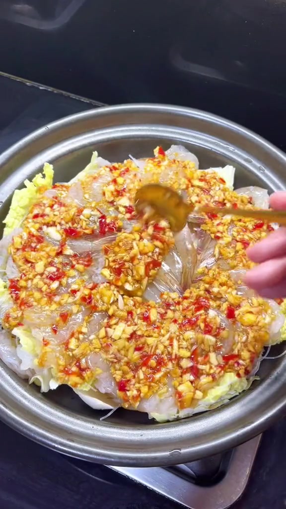 今天做个鲜味十足的蒜蓉粉丝鲜虾煲,特别是粉丝特好吃我的厨房日记蒜蓉粉丝虾蒜蓉酱