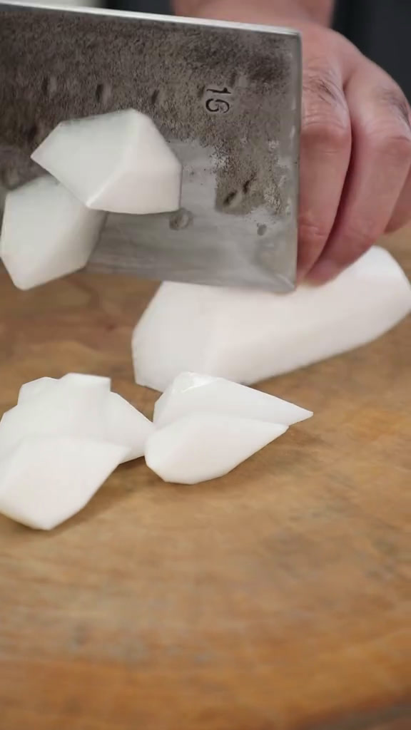 清炖萝卜羊肉又到了吃肉喝汤的季节了,这个清炖萝卜羊肉汤鲜肉嫩,制作简单,关键是选对食材,用